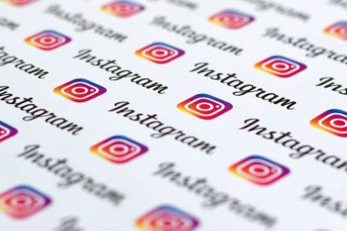 Küçük instagram logoları ve yazıtlarla kağıda basılmış Instagram deseni. Instagram, Facebook 'a ait Amerikan fotoğraf ve video paylaşım sosyal ağ servisidir.