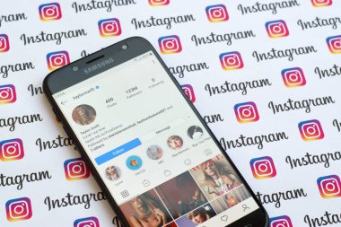 Taylor Swift resmi instagram hesabı kağıt instagram pankartıyla akıllı telefon ekranında.