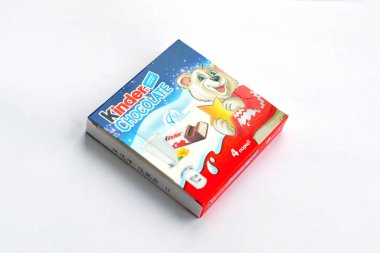 Ferrero Spa 'nın yaptığı Kinder Çikolatalı küçük kutu. Kinder, çok uluslu İtalyan şekerleme üreticisi Ferrero 'nun markasıdır.