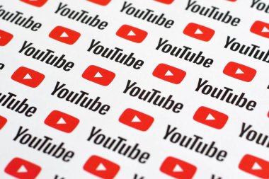 Küçük youtube logoları ve yazıtlarla kağıda basılmış Youtube deseni. Youtube, Google 'ın yan kuruluşu ve Amerika' nın en popüler video paylaşım platformudur.