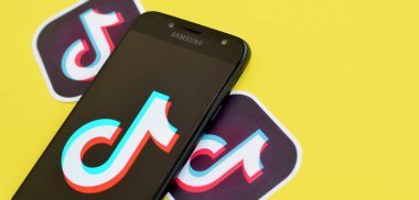 Samsung akıllı telefon ekranında sarı arka planda Tiktok logosu. Tiktok Bytedance 'in sahip olduğu popüler bir video paylaşım sosyal ağ hizmetidir.