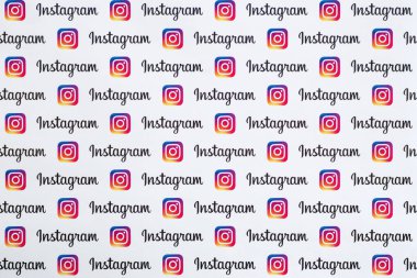 Küçük instagram logoları ve yazıtlarla kağıda basılmış Instagram deseni. Instagram, Facebook 'a ait Amerikan fotoğraf ve video paylaşım sosyal ağ servisidir.