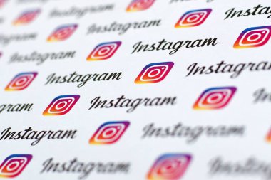 Küçük instagram logoları ve yazıtlarla kağıda basılmış Instagram deseni. Instagram, Facebook 'a ait Amerikan fotoğraf ve video paylaşım sosyal ağ servisidir.