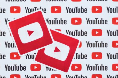 Youtube logo etiketi kağıda basılmış küçük youtube logoları ve yazıtlar. Youtube, Google 'ın yan kuruluşu ve Amerika' nın en popüler video paylaşım platformudur.