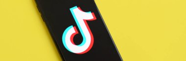 Samsung akıllı telefon ekranında sarı arka planda Tiktok logosu. Tiktok Bytedance 'in sahip olduğu popüler bir video paylaşım sosyal ağ hizmetidir.