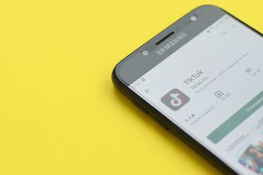 Tiktok uygulaması sarı arka planda Samsung akıllı telefon ekranında oyun piyasasında. Tiktok Bytedance 'in sahip olduğu popüler bir video paylaşım sosyal ağ hizmetidir.