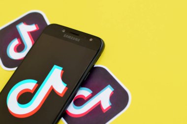 Samsung akıllı telefon ekranında sarı arka planda Tiktok logosu. Tiktok Bytedance 'in sahip olduğu popüler bir video paylaşım sosyal ağ hizmetidir.