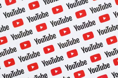 Küçük youtube logoları ve yazıtlarla kağıda basılmış Youtube deseni. Youtube, Google 'ın yan kuruluşu ve Amerika' nın en popüler video paylaşım platformudur.