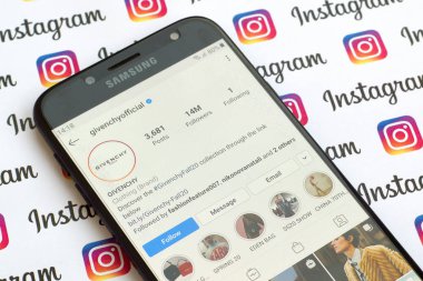 Givenchy resmi Instagram hesabı Pape üzerindeki akıllı telefon ekranında