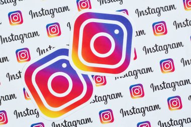 Küçük instagram logoları ve yazıtlarla kağıda basılmış Instagram deseni. Instagram, Facebook 'a ait Amerikan fotoğraf ve video paylaşım sosyal ağ servisidir.