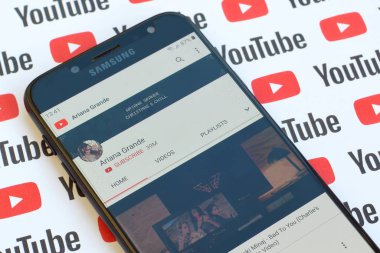 Ariana Grande resmi youtube kanalı akıllı telefon ekranında p