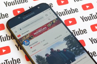Pape üzerinde akıllı telefon ekranında resmi youtube kanalı