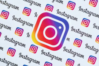Küçük instagram logoları ve yazıtlarla kağıda basılmış Instagram deseni. Instagram, Facebook 'a ait Amerikan fotoğraf ve video paylaşım sosyal ağ servisidir.