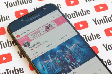 Kağıt üzerinde akıllı telefon ekranında siyah pembe resmi youtube kanalı