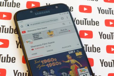 O Maroo Filmi Gaane resmi youtube kanalı akıllı telefon sahnesinde