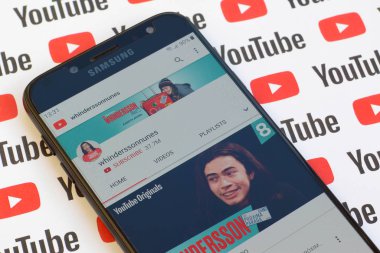 Inders rahibeler resmi youtube kanalı Akıllı telefon ekranında