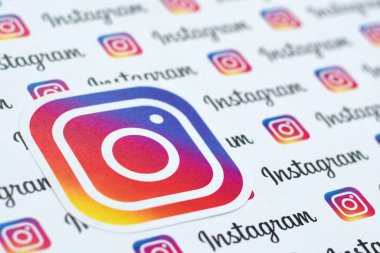 Küçük instagram logoları ve yazıtlarla kağıda basılmış Instagram deseni. Instagram, Facebook 'a ait Amerikan fotoğraf ve video paylaşım sosyal ağ servisidir.