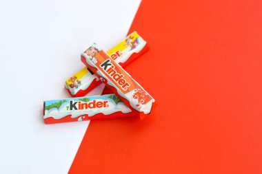 Ferrero Spa 'nın yaptığı daha küçük çikolatalar. Kinder, İtalyan çok uluslu imalatçı Ferrero 'nun bir markasıdır.