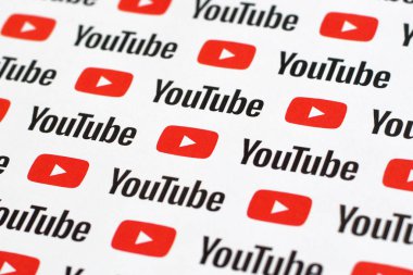 Küçük youtube logoları ve yazıtlarla kağıda basılmış Youtube deseni. Youtube, Google 'ın yan kuruluşu ve Amerika' nın en popüler video paylaşım platformudur.