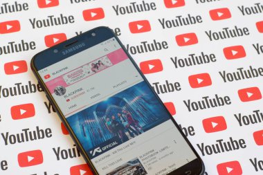 Kağıt youtube arka planında akıllı telefon ekranında siyah pembe resmi youtube kanalı.