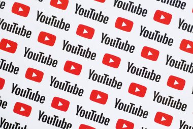 Küçük youtube logoları ve yazıtlarla kağıda basılmış Youtube deseni. Youtube, Google 'ın yan kuruluşu ve Amerika' nın en popüler video paylaşım platformudur.