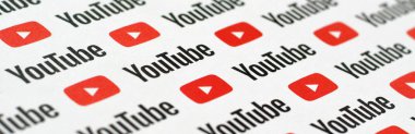 Küçük youtube logoları ve yazıtlarla kağıda basılmış Youtube deseni. Youtube, Google 'ın yan kuruluşu ve Amerika' nın en popüler video paylaşım platformudur.