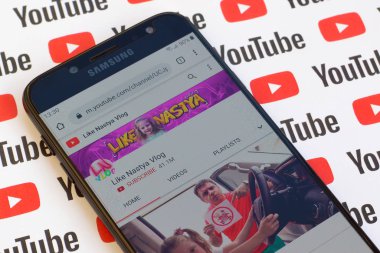 Akıllı telefon ekranında resmi youtube kanalı Nastya Vlog gibi