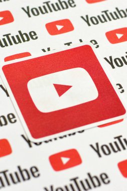 Youtube logo etiketi kağıda basılmış küçük youtube logoları ve yazıtlar. Youtube, Google 'ın yan kuruluşu ve Amerika' nın en popüler video paylaşım platformudur.