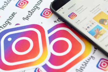 Küçük instagram logolu Samsung akıllı telefon ekranında Instagram uygulaması. Instagram, Facebook Inc. 'nin Amerikan fotoğraf ve video paylaşım sosyal ağ hizmeti.