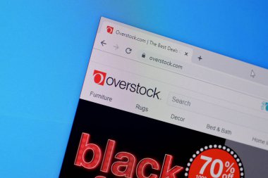 PC, URL - overstock.com 'da aşırı stoklama web sitesinin ana sayfası.