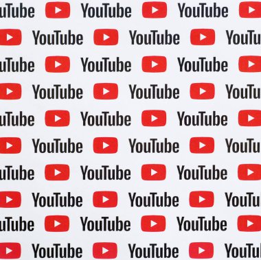 Küçük youtube logoları ve yazıtlarla kağıda basılmış Youtube deseni. Youtube, Google 'ın yan kuruluşu ve Amerika' nın en popüler video paylaşım platformudur.