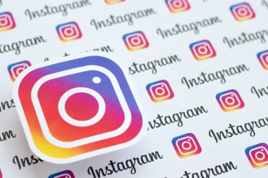 Küçük instagram logoları ve yazıtlarla kağıda basılmış Instagram deseni. Instagram, Facebook 'a ait Amerikan fotoğraf ve video paylaşım sosyal ağ servisidir.