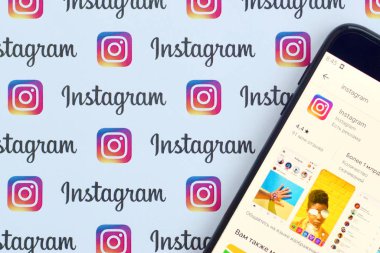 Küçük instagram logolu Samsung akıllı telefon ekranında Instagram uygulaması. Instagram, Facebook Inc. 'nin Amerikan fotoğraf ve video paylaşım sosyal ağ hizmeti.