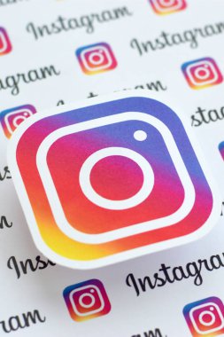 Küçük instagram logoları ve yazıtlarla kağıda basılmış Instagram deseni. Instagram, Facebook 'a ait Amerikan fotoğraf ve video paylaşım sosyal ağ servisidir.