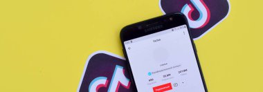 Samsung akıllı telefon ekranındaki Tiktok uygulaması sarı arka planda. Tiktok Bytedance 'in sahip olduğu popüler bir video paylaşım sosyal ağ hizmetidir.