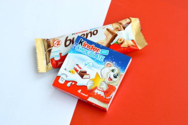 Çocuklar için Kinder Çikolata küçük kutu ve Ferrero Spa 'nın yaptığı bueno beyaz çikolata. Kinder, çok uluslu imalatçı Ferrero 'nun bir markasıdır.