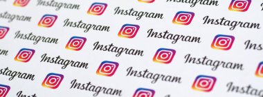Küçük instagram logoları ve yazıtlarla kağıda basılmış Instagram deseni. Instagram, Facebook 'a ait Amerikan fotoğraf ve video paylaşım sosyal ağ servisidir.