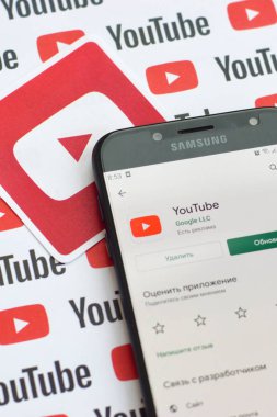Samsung akıllı telefon ekranında küçük youtube logoları ve yazıtları olan bir Youtube uygulaması. Youtube, Google 'ın yan kuruluşu ve Amerika' nın en popüler video paylaşım platformudur.