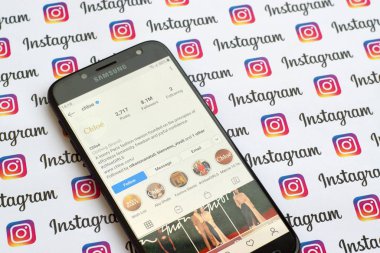 Chloe resmi Instagram hesabı kağıt Instagram pankartıyla akıllı telefon ekranında.