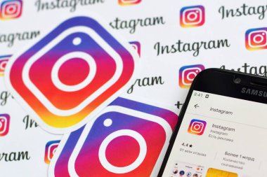Küçük instagram logolu Samsung akıllı telefon ekranında Instagram uygulaması. Instagram, Facebook Inc. 'nin Amerikan fotoğraf ve video paylaşım sosyal ağ hizmeti.