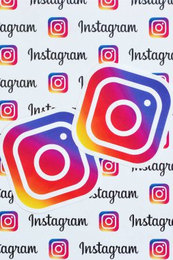 Küçük instagram logoları ve yazıtlarla kağıda basılmış Instagram deseni. Instagram, Facebook 'a ait Amerikan fotoğraf ve video paylaşım sosyal ağ servisidir.