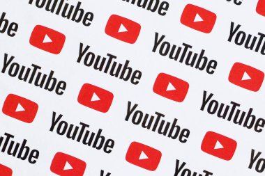 Küçük youtube logoları ve yazıtlarla kağıda basılmış Youtube deseni. Youtube, Google 'ın yan kuruluşu ve Amerika' nın en popüler video paylaşım platformudur.