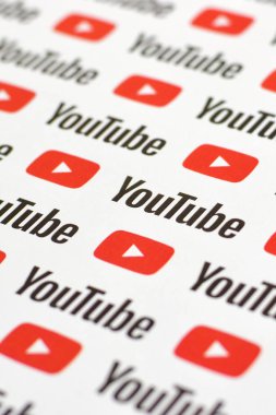 Küçük youtube logoları ve yazıtlarla kağıda basılmış Youtube deseni. Youtube, Google 'ın yan kuruluşu ve Amerika' nın en popüler video paylaşım platformudur.