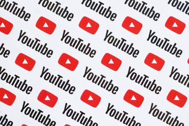 Küçük youtube logoları ve yazıtlarla kağıda basılmış Youtube deseni. Youtube, Google 'ın yan kuruluşu ve Amerika' nın en popüler video paylaşım platformudur.