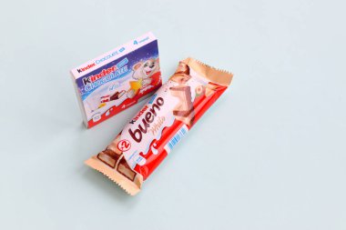 Çocuklar için Kinder Çikolata küçük kutu ve Ferrero Spa 'nın yaptığı bueno beyaz çikolata. Kinder, çok uluslu imalatçı Ferrero 'nun bir markasıdır.