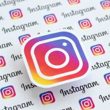 Küçük instagram logoları ve yazıtlarla kağıda basılmış Instagram deseni. Instagram, Facebook 'a ait Amerikan fotoğraf ve video paylaşım sosyal ağ servisidir.
