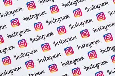 Küçük instagram logoları ve yazıtlarla kağıda basılmış Instagram deseni. Instagram, Facebook 'a ait Amerikan fotoğraf ve video paylaşım sosyal ağ servisidir.