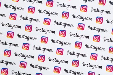 Küçük instagram logoları ve yazıtlarla kağıda basılmış Instagram deseni. Instagram, Facebook 'a ait Amerikan fotoğraf ve video paylaşım sosyal ağ servisidir.