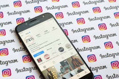 Zara resmi Instagram hesabı kağıt Instagram pankartıyla akıllı telefon ekranında.