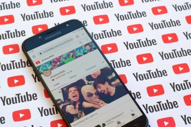 ElrubiusOMG resmi youtube kanalı kağıt youtube arka planında akıllı telefon ekranında.